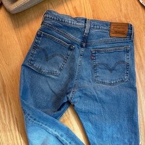 🎬 Levi's Wedgie Straight Blue Jeans
